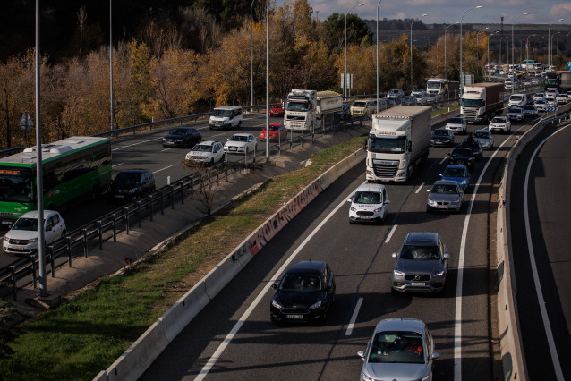 Archivo - Circulación en la autovía del Este, la A-3