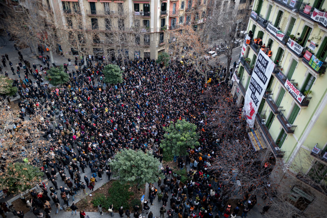 Archivo - Miles de personas durante una concentración contra un desalojo, en una imagen de archivo