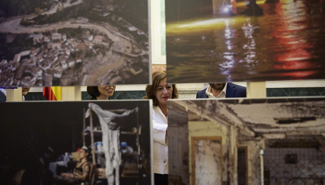 La ministra de Ciencia, Innovación y Universidades, Diana Morant (i) y la presidenta del Congreso, Francina Armengol (d) durante la inauguración de la exposición ‘Un año de la DANA, en el Congre