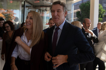 La presidenta de la Junta de Extremadura, María Guardiola, y el presidente del PP, Alberto Núñez Feijóo, durante la gala de los XXIV Premios Autónomo del Año, en el Auditorio Santander, a 27 de 