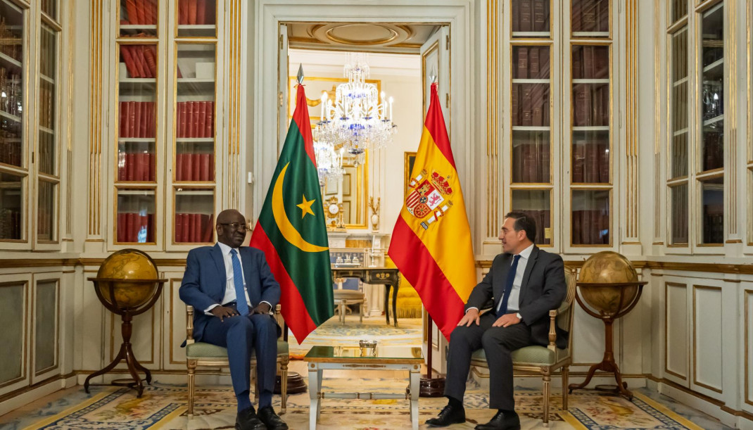 El ministro de Asuntos Exteriores, Unión Europea y Cooperación, José Manuel Albares, y su homólogo mauritano, Mohamed Salem Uld Merzug