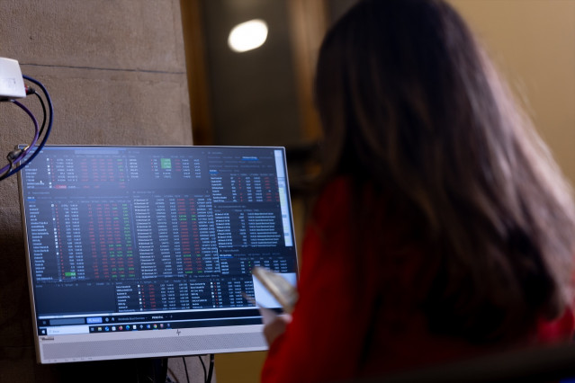 Archivo - (Foto de ARCHIVO) Un panel del IBEX 35 en el Palacio de la Bolsa de Madrid