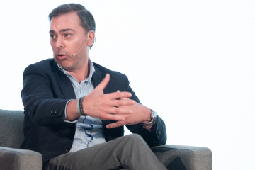 El CEO de Qaracter, Enrique Galván, durante el Encuentro Informativo Qaracter ‘Los retos de la transformación digital en banca y seguros’, en el Espacio Zénit, a 21 de octubre de 2025, en Madri