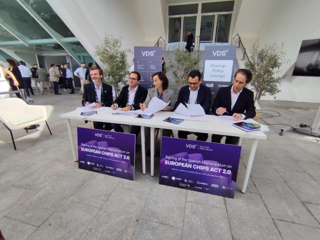 Firma de los preacuerdos de Adigital con Aesemi y VaSiC