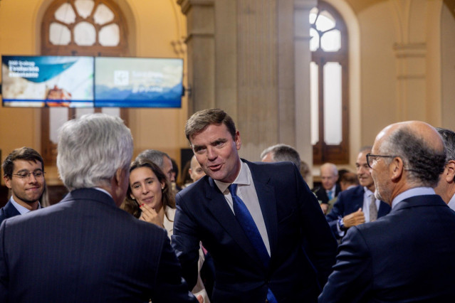 Archivo - El CEO BME & Head BME Exchanges, Juan Flames (c), interviene durante el tradicional toque de campana en la Bolsa de Madrid por su debut en BME Scale Up, a 10 de septiembre de 2025, en Madrid (España). La socimi, que se estrenó en el índice el pa