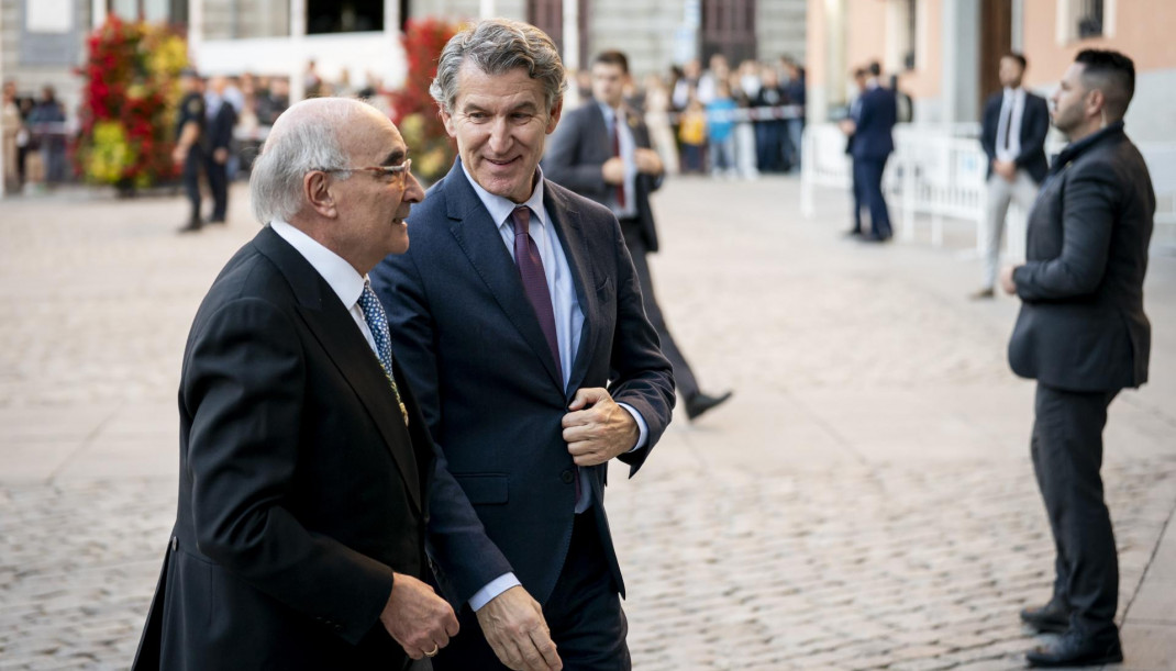 El presidente de la Real Academia de Ciencias Morales y Políticas, Benigno Pendás , y el presidente del Partido Popular, Alberto Núñez Feijóo.