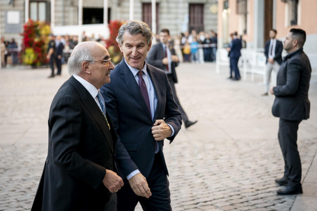 El presidente de la Real Academia de Ciencias Morales y Políticas, Benigno Pendás , y el presidente del Partido Popular, Alberto Núñez Feijóo.