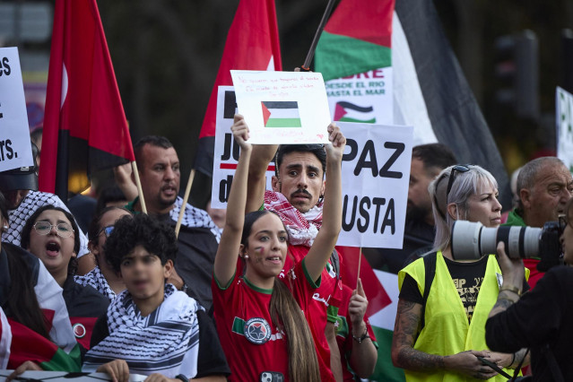 Varias personas durante una marcha con motivo de la huelga general convocada en apoyo a Palestina