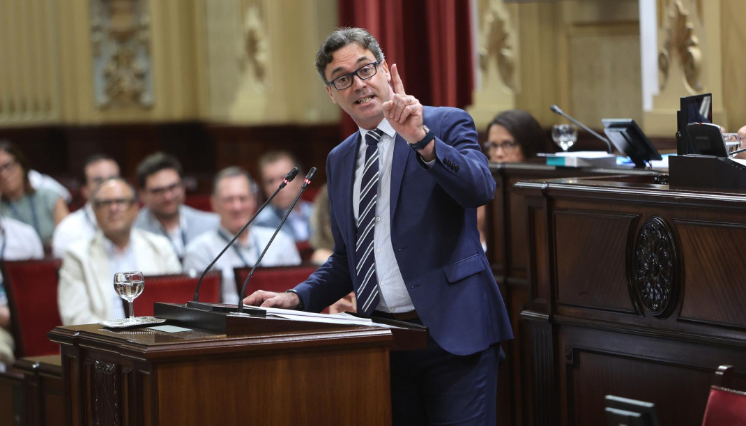 Archivo - El conseller de Economía, Hacienda e Innovación del Govern balear, Antoni Costa, interviene durante un debate de presupuestos autonómicos en el Parlament Balear, a 8 de julio de 2025, en