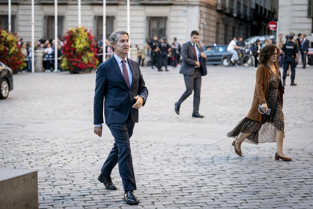 El presidente del Partido Popular, Alberto Núñez Feijóo, a su llegada al ingreso del ex jefe de la Casa de Su Majestad el Rey Jaime Alfonsín Alfonso como académico de número, en la Real Academia de Ciencias Morales y Políticas, a 27 de octubre de 2025, en