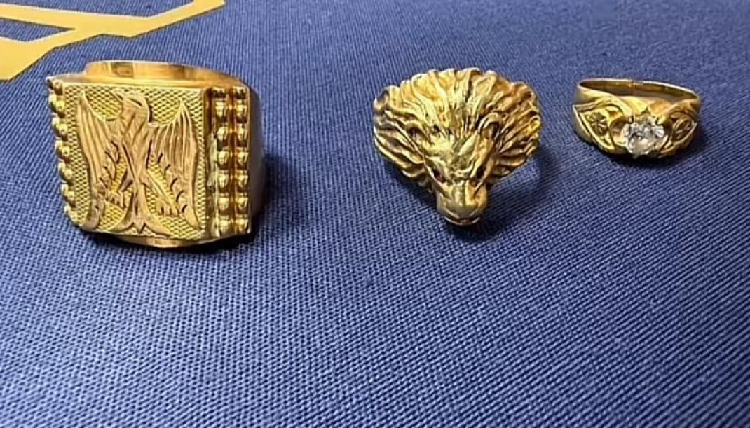Anillos recuperados por la Policía Nacional, publicados en redes sociales con el fin de encontrar a los dueños.