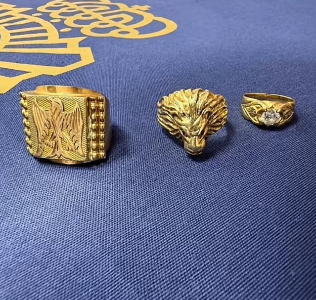 Anillos recuperados por la Policía Nacional, publicados en redes sociales con el fin de encontrar a los dueños.