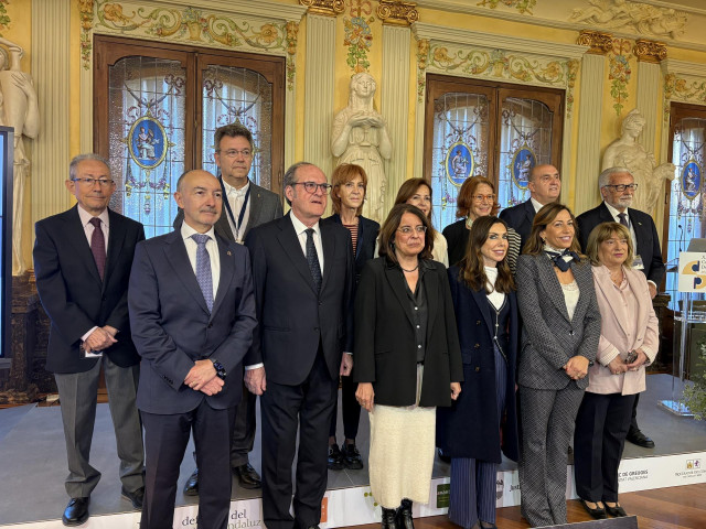 El Defensor del Pueblo, Ángel Gabilondo, y la Justicia de Aragón, Concepción Gimeno, junto con otras autoridades en el inicio de las 38 Jornadas de Coordinación de Defensorías del Pueblo.