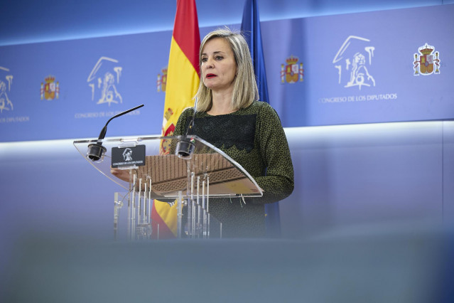 La diputada del grupo parlamentario de Sumar, Verónica Martínez Barbero, ofrece una rueda de prensa en el Congreso de los Diputados, a 21 de octubre de 2025, en Madrid (España).