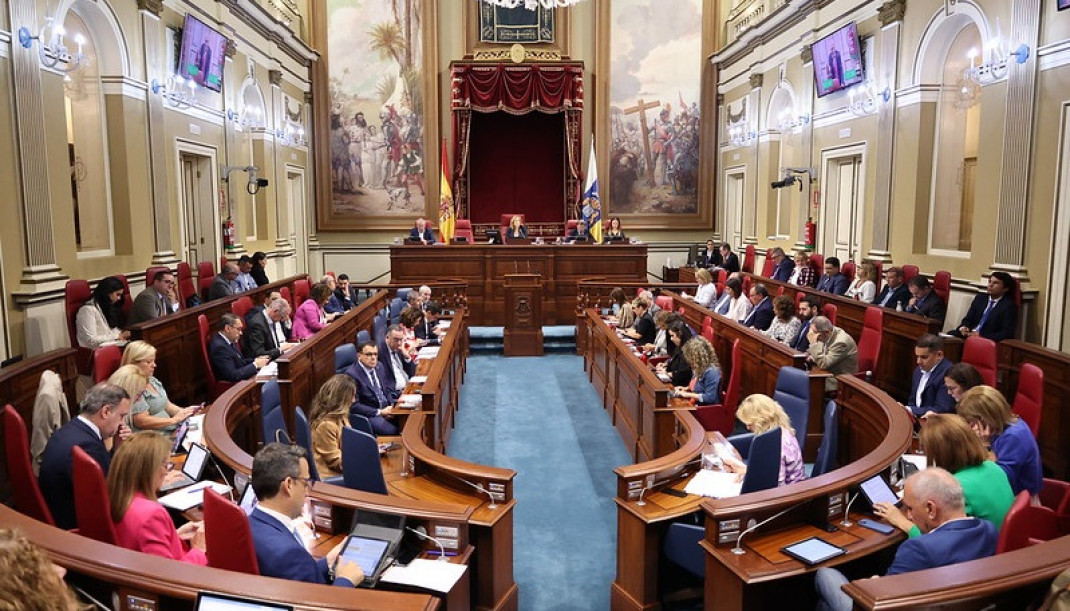 Archivo - Pleno del Parlamento de Canarias