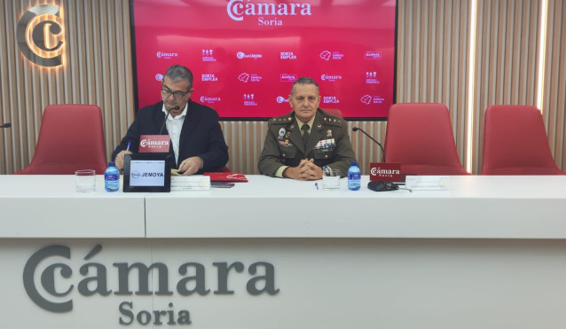 Alberto Santamaría (izda) y Ánfel Esparza firman el convenio de colaboración entre Cámara y Defensa