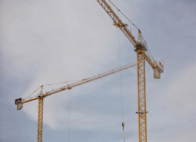 Archivo - Una grúa de construcción.