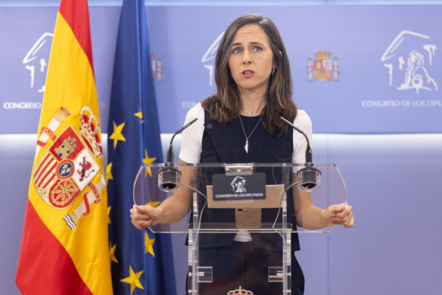 La portavoz de Podemos en el Congreso, Ione Belarra, durante una rueda de prensa anterior a la Junta de Portavoces, en el Congreso de los Diputados, a 7 de octubre de 2025, en Madrid (España).