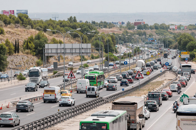 Archivo - Varios vehículos en la A3, a 1 de agosto de 2025, en Madrid