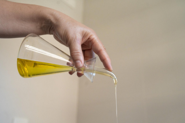 Archivo - Una persona echa aceite de una aceitera, a 21 de junio de 2024, en Barcelona, Catalunya (España).