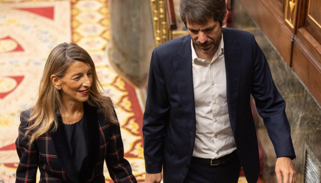 La vicepresidenta segunda y ministra de Trabajo y Economía Social, Yolanda Díaz, y el ministro de Cultura, Ernest Urtasun, durante una sesión de control al Gobierno, en el Congreso de los Diputados