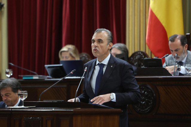 Archivo - El conseller de Educación del Govern balear, Toni Vera, interviene durante un debate de presupuestos autonómicos en el Parlament Balear, a 8 de julio de 2025, en Palma de Mallorca, Mallorca, Baleares (España).