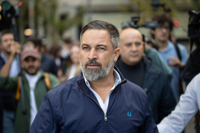 El presidente de Vox, Santiago Abascal, realiza declaraciones a medios de comunicación.