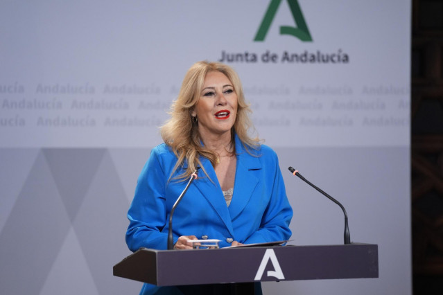 La consejera de Economía, Hacienda, Fondos Europeos y Diálogo Social y portavoz del Gobierno andaluz, Carolina España, en rueda de prensa tras la reunión del Consejo de Gobierno.