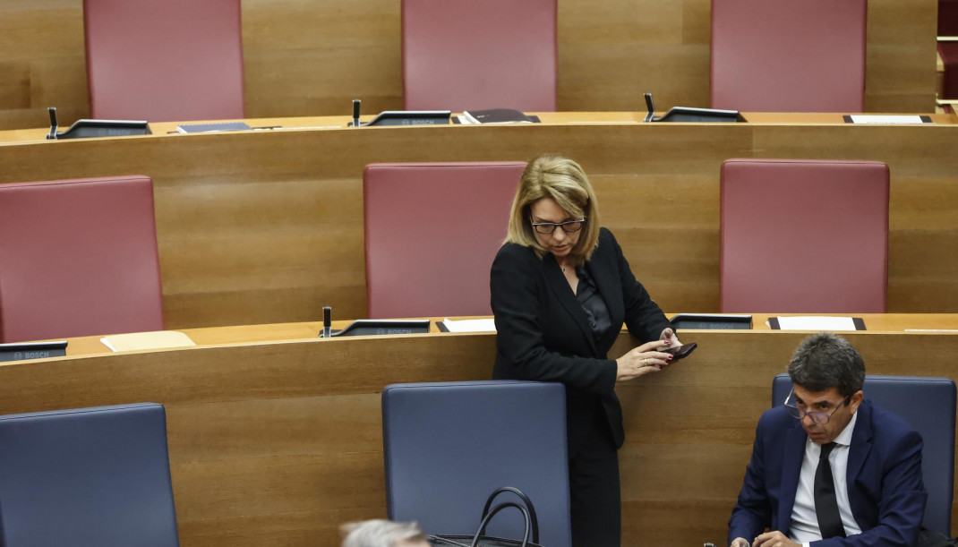 Archivo - La vicepresidenta y consellera de Servicios Sociales, Igualdad y Vivienda, Susana Camarero, y el presidente de la Generalitat, Carlos Mazón, durante una sesión plenaria