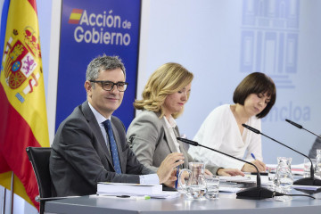 (i-d) El ministro de Presidencia, Justicia y Relaciones con las Cortes, Félix Bolaños, la ministra de Educación, Formación Profesional y Deportes, Pilar Alegría, y la ministra de Ciencia, Innovac