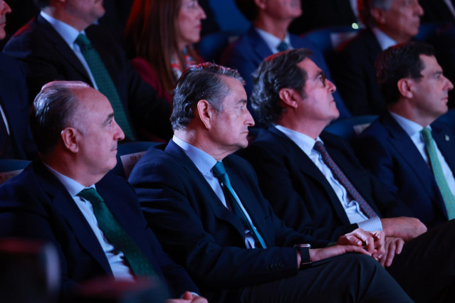 El presidente de la CEOE, Antonio Garamendi, segundo por la derecha, entre el presidente de la Junta, Juanma Moreno, y el consejero de Sanidad, Presidencia y Emergencias, Antonio Sanz.