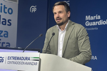 El secretario general del PP de Extremadura, Abel Bautista, ofrece una rueda de prensa