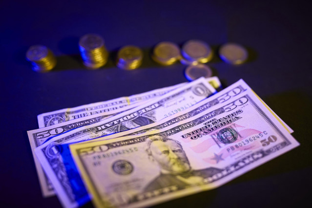 Archivo - Billetes y monedas, a 3 de septiembre de 2025, en Madrid (España).