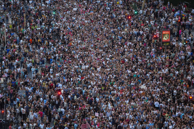 Imagen panorámica de cientos de personas con pancartas pidiendo la dimisión de Mazón en la manifestación del pasado sábado