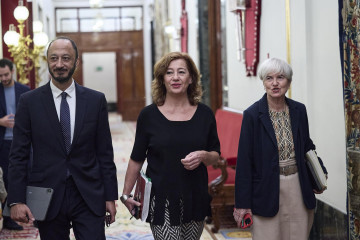 El vicepresidente de la Mesa del Congreso, Alfonso Rodríguez de Celis, la presidenta de la mesa del Congreso, Francina Armengol y la secretaria segunda de la Mesa del Congreso, Isaura Leal Fernández