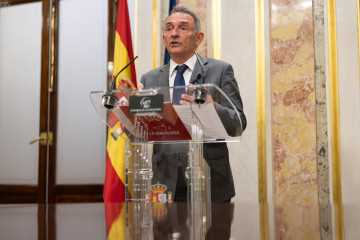 El diputado de Sumar Enrique Santiago, ofrece declaraciones durante un pleno del Congreso de los Diputados, a 28 de octubre de 2025, en Madrid (España).