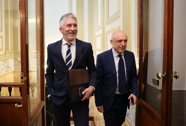 El ministro de Interior, Fernando Grande-Marlaska (i), a su llegada a la Comisión de control de los créditos destinados a gastos reservados, en el Congreso