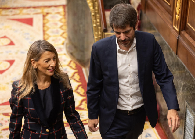 La vicepresidenta segunda y ministra de Trabajo y Economía Social, Yolanda Díaz, y el ministro de Cultura, Ernest Urtasun, durante una sesión de control al Gobierno, en el Congreso de los Diputados, a 22 de octubre de 2025, en Madrid (España).