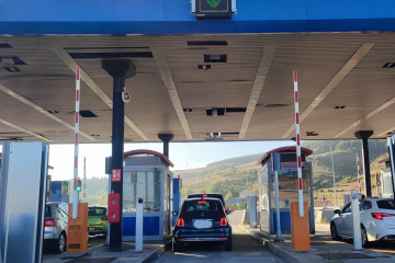 Archivo - Barreras de peaje en una autopista