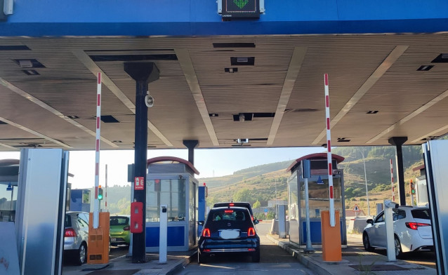 Archivo - Barreras de peaje en una autopista