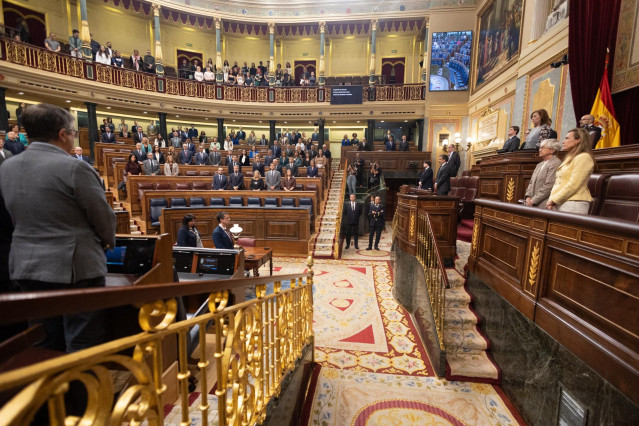 El hemiciclo del Congreso en un minuto de silencio, previo al pleno del Congreso de los Diputados, a 28 de octubre de 2025, en Madrid (España).