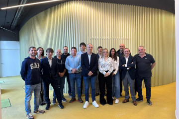 En el centro, el nuevo presidente de Afrucat, Andreu Viladegut