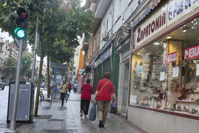 Archivo - Varias mujeres pasan por delante de una tienda