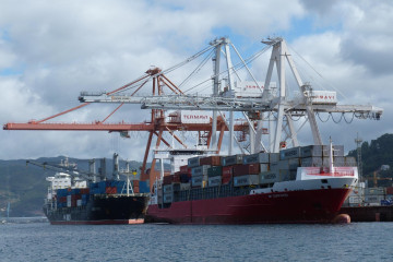 Archivo - Contenedores en el puerto de Vigo