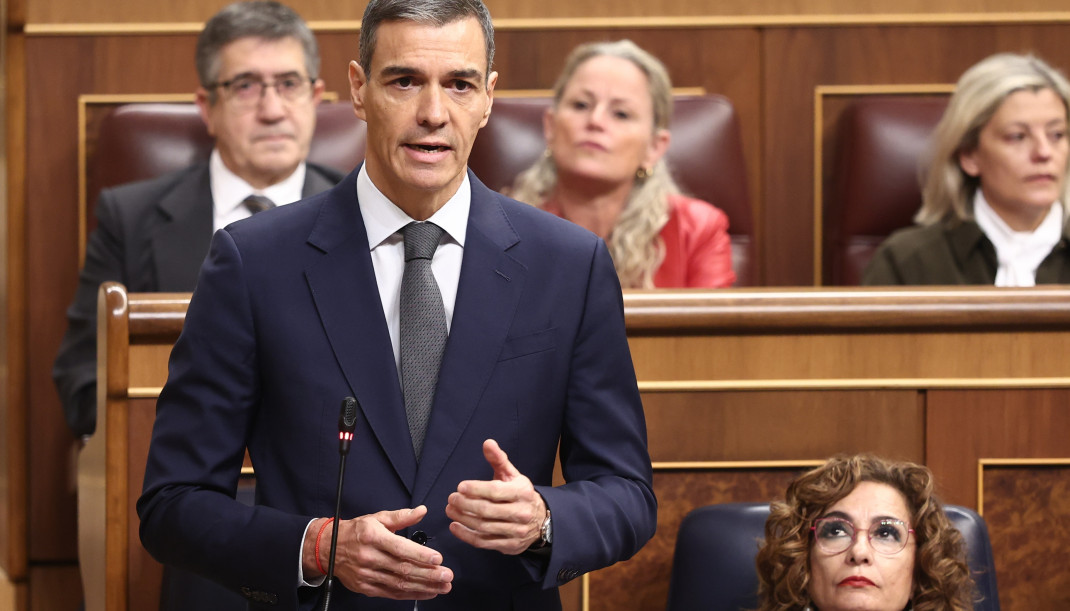 El presidente del Gobierno, Pedro Sánchez, y la vicepresidenta primera y ministra de Hacienda, María Jesús Montero, durante una sesión de control, en el Congreso de los Diputados