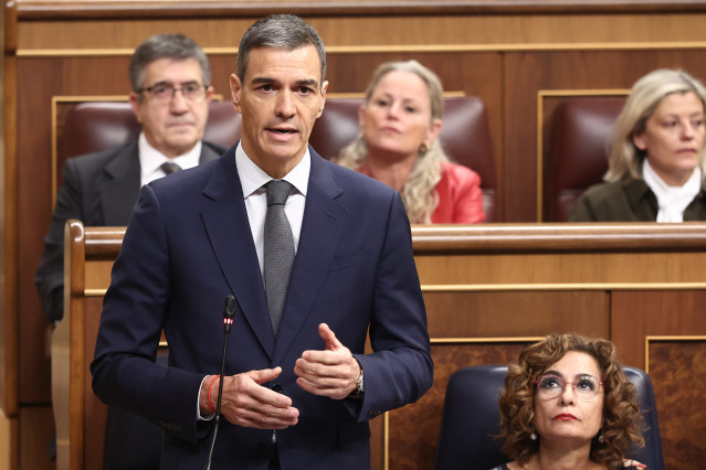 El presidente del Gobierno, Pedro Sánchez, y la vicepresidenta primera y ministra de Hacienda, María Jesús Montero, durante una sesión de control, en el Congreso de los Diputados