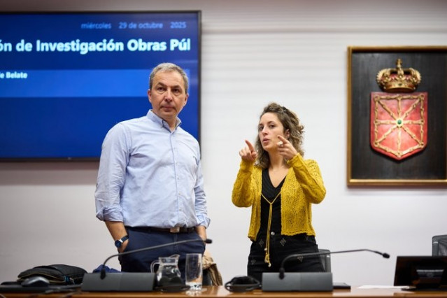 Pablo González, vocal de la mesa de contratación de las obras de duplicación del túnel de Belate, con la presidenta de la comisión de investigación del Parlamento de Navarra, Irati Jiménez.