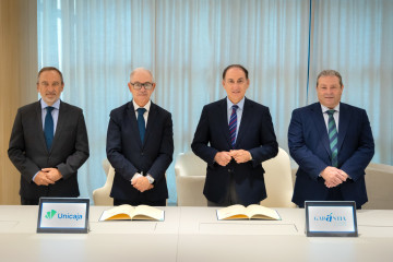 De izquierda a derecha, el director de Red Comercial de Unicaja, Agustín Sánchez; el CEO de Unicaja, Isidro Rubiales; el presidente de Garántia, Javier González de Lara, y el director general de G