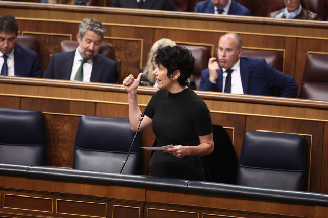 La ministra de Inclusión, Seguridad Social y Migraciones, Elma Saiz, durante la sesión de control en el Congreso de los Diputados de este miércoles, 29 de octubre de 2025