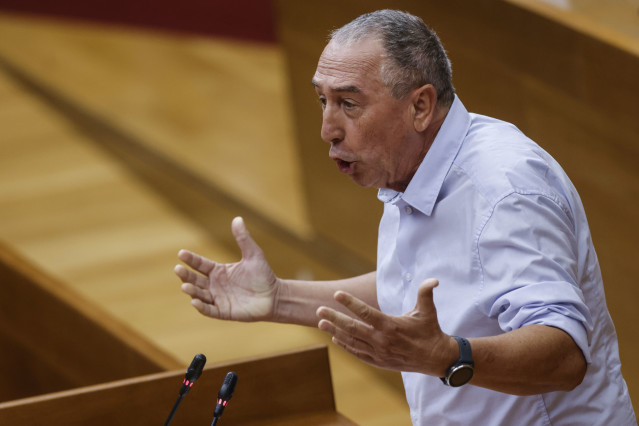 El portavoz de Compromís en Les Corts, Joan Baldoví, interviene durante una sesión de control al president de la Generalitat, a 2 de octubre de 2025, en Valencia